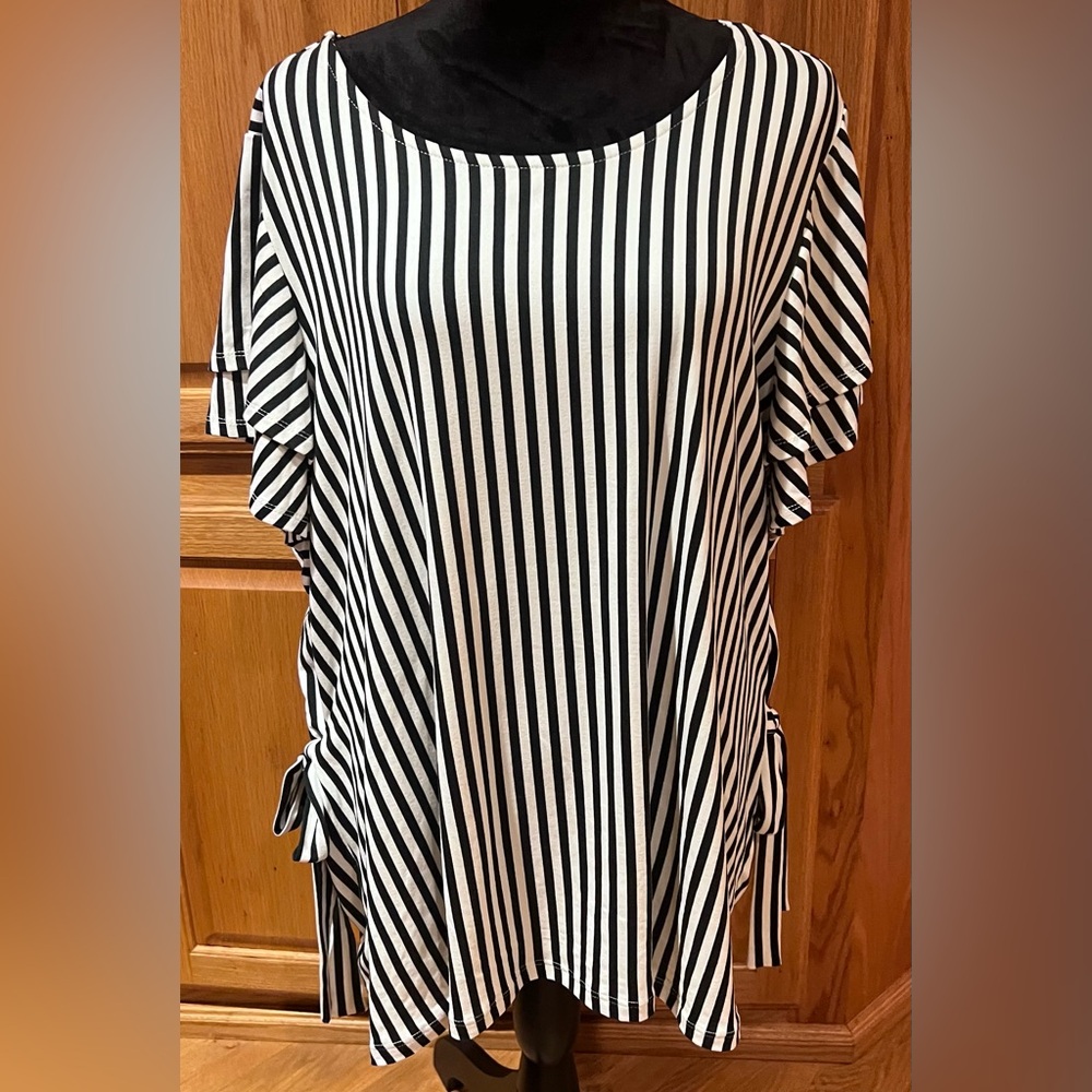 BOBEAU Vertical Stripe‎ Flutter Sleeve Side Tie Top Black and Ivory Size 3X
